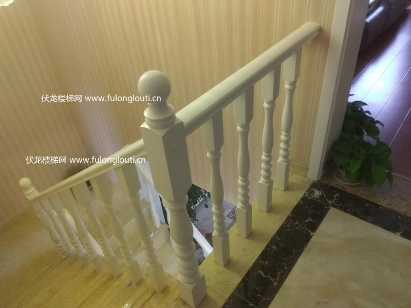 白色圆小柱楼梯扶手效果