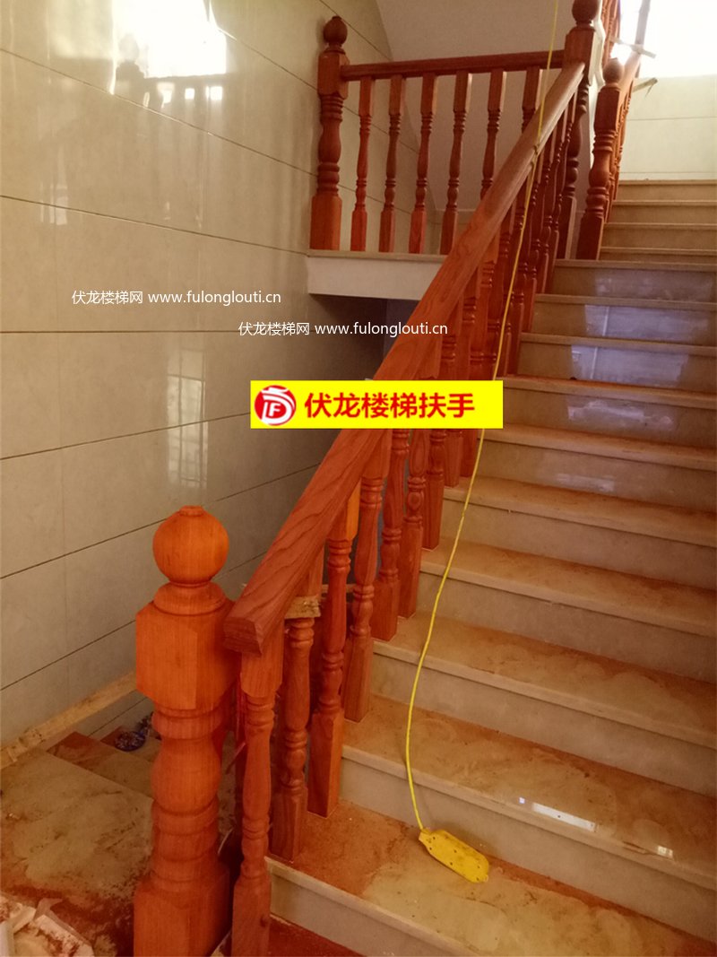 橙红色圆小柱楼梯扶手