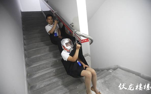 一个挂钩、一块布配合不锈钢楼梯扶手轻松逃生
