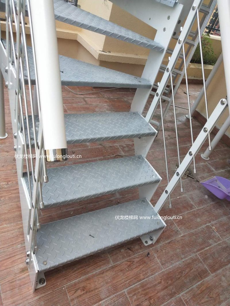 室外钢木楼梯款式效果参考 3
